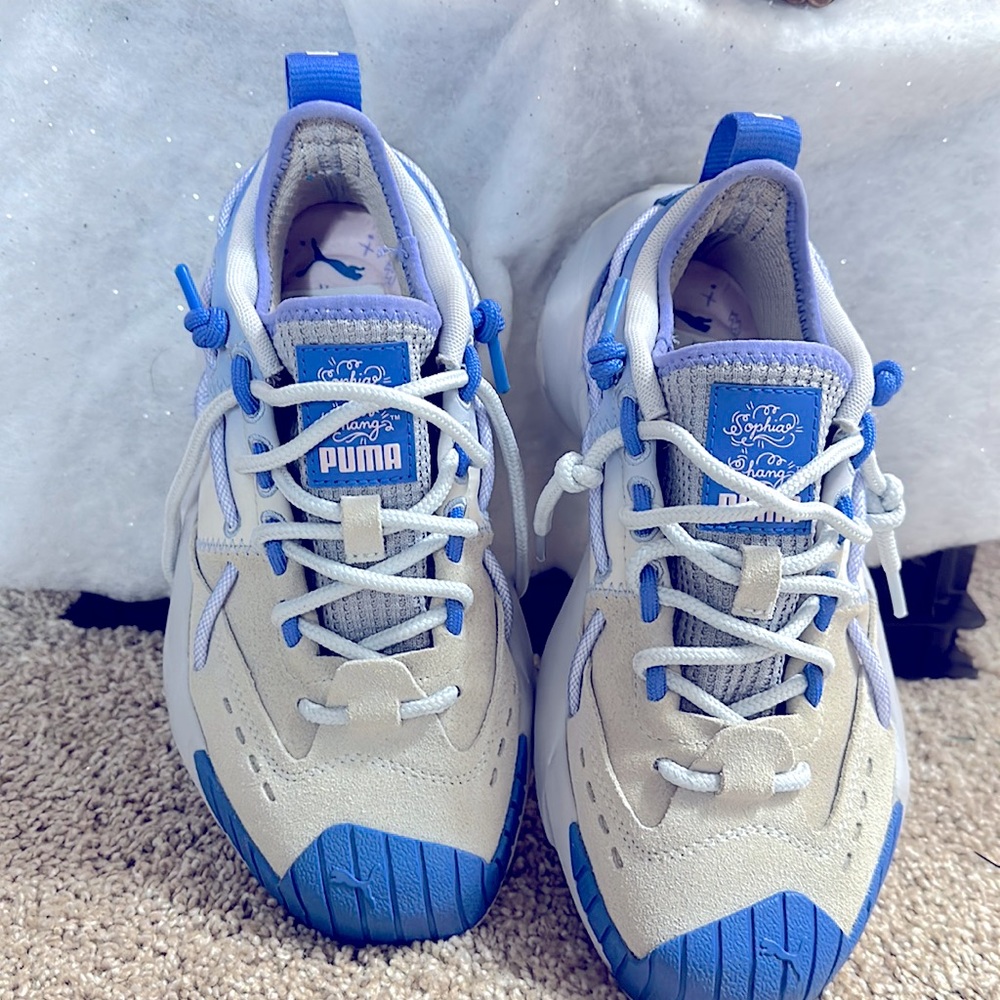 Women’s PUMA Running Shoes. Size 6 A mix of light/dark blue and gray cute&comfy